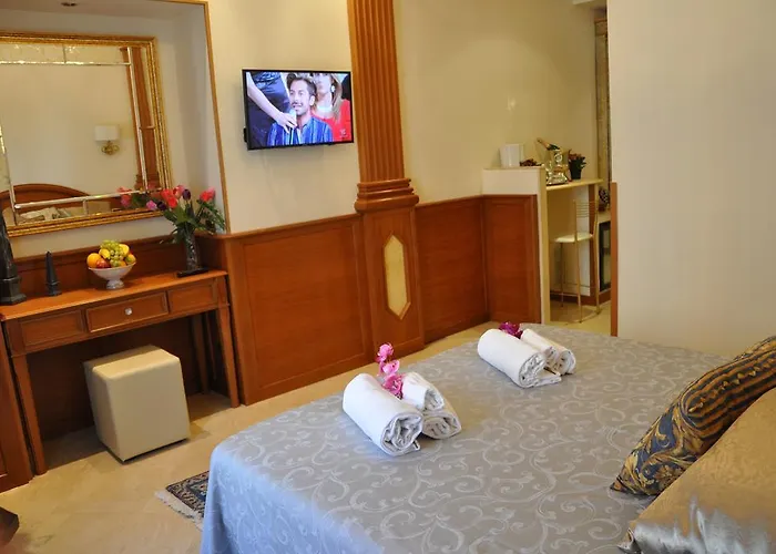 Imperial Crown Apartment *